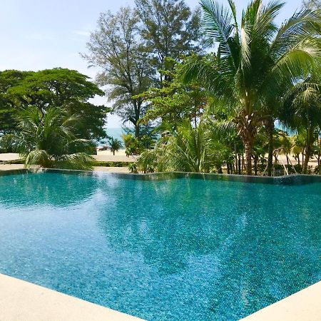 By The Beach - Luxury 2 Bedrooms Family Suite Batu Ferringhi Exterior photo