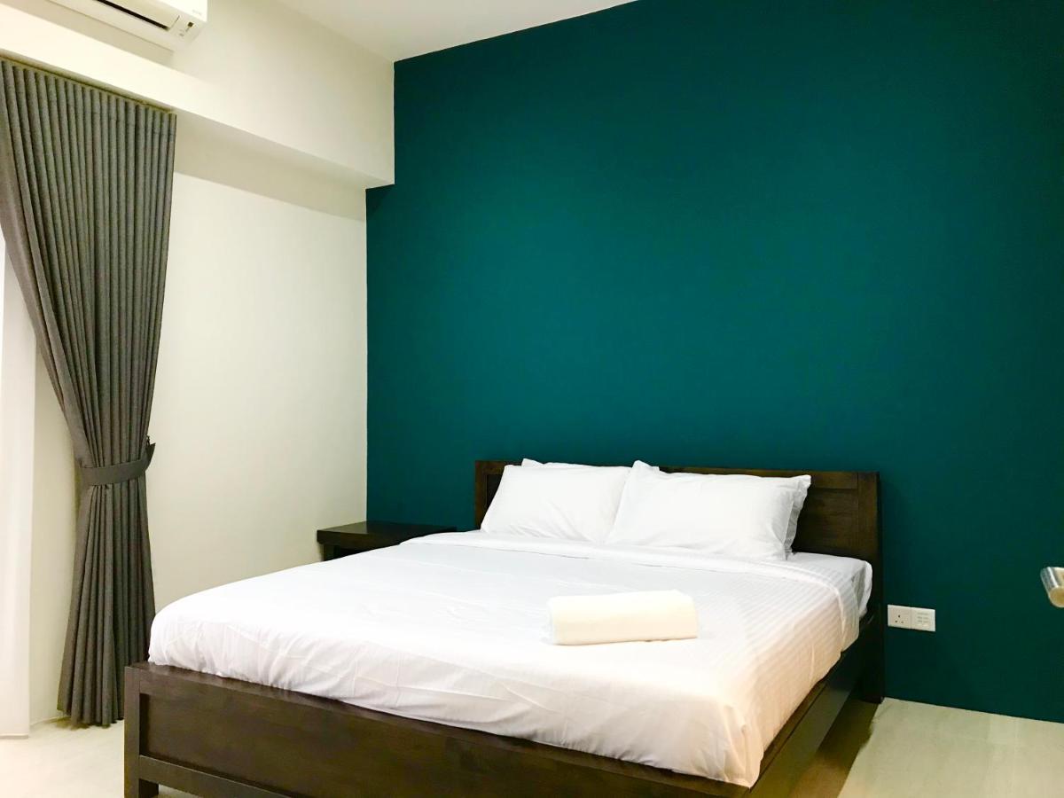 By The Beach - Luxury 2 Bedrooms Family Suite Batu Ferringhi Exterior photo