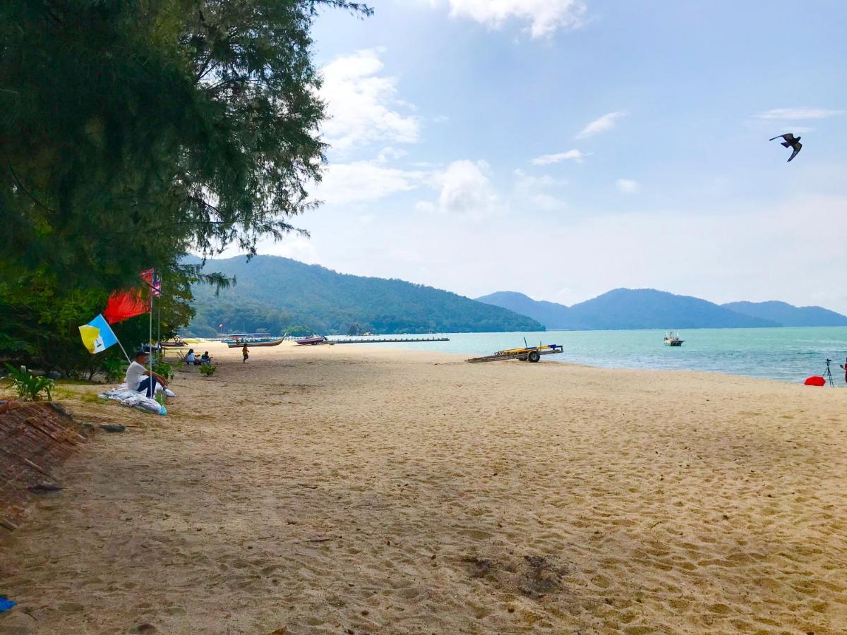By The Beach - Luxury 2 Bedrooms Family Suite Batu Ferringhi Exterior photo