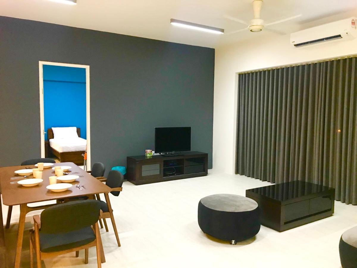 By The Beach - Luxury 2 Bedrooms Family Suite Batu Ferringhi Exterior photo