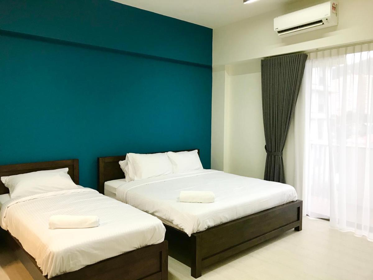 By The Beach - Luxury 2 Bedrooms Family Suite Batu Ferringhi Exterior photo